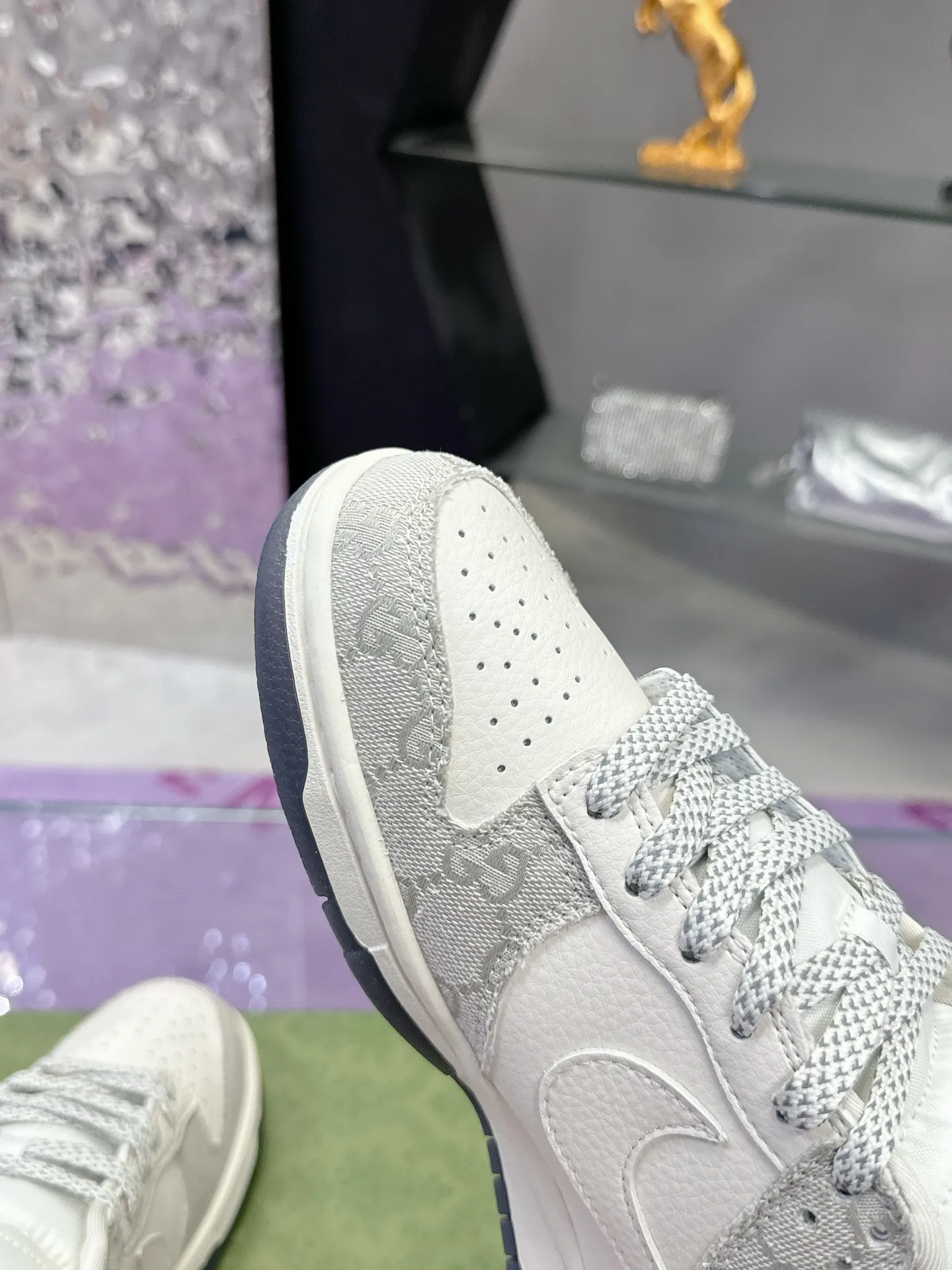 Men's shoes 💰580❤️❤️❤️ Gucci co-branded dunk Nike The latest official model 💓Gucci x Nike Dunk SB series 💓 Produced by Foshan Factory. The shoe body is made of off-white canvas as the main color, with an off-white leather frame overlay, making the shoe very versatile. The tongue is embroidered with yellow Gucci words, and the Swooshb on both sides of the shoe body The logo is embellished with sky blue, and the tongue is made of mesh material, which enhances breathability and is very versatile overall. The word Gucci on the lower side of the heel is decorated in 3D, the mini Nike Swoosh Logo on the side of the toe is embellished with sky blue embroidery, and the yellow Gucci brand name is printed on the heel to highlight the joint identity. Finally, an aged oxidized midsole and a blue outsole complete the overall design. Size: 35-45 Full set of Gucci packaging